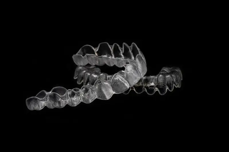 Invisalign czy zwykły aparat?